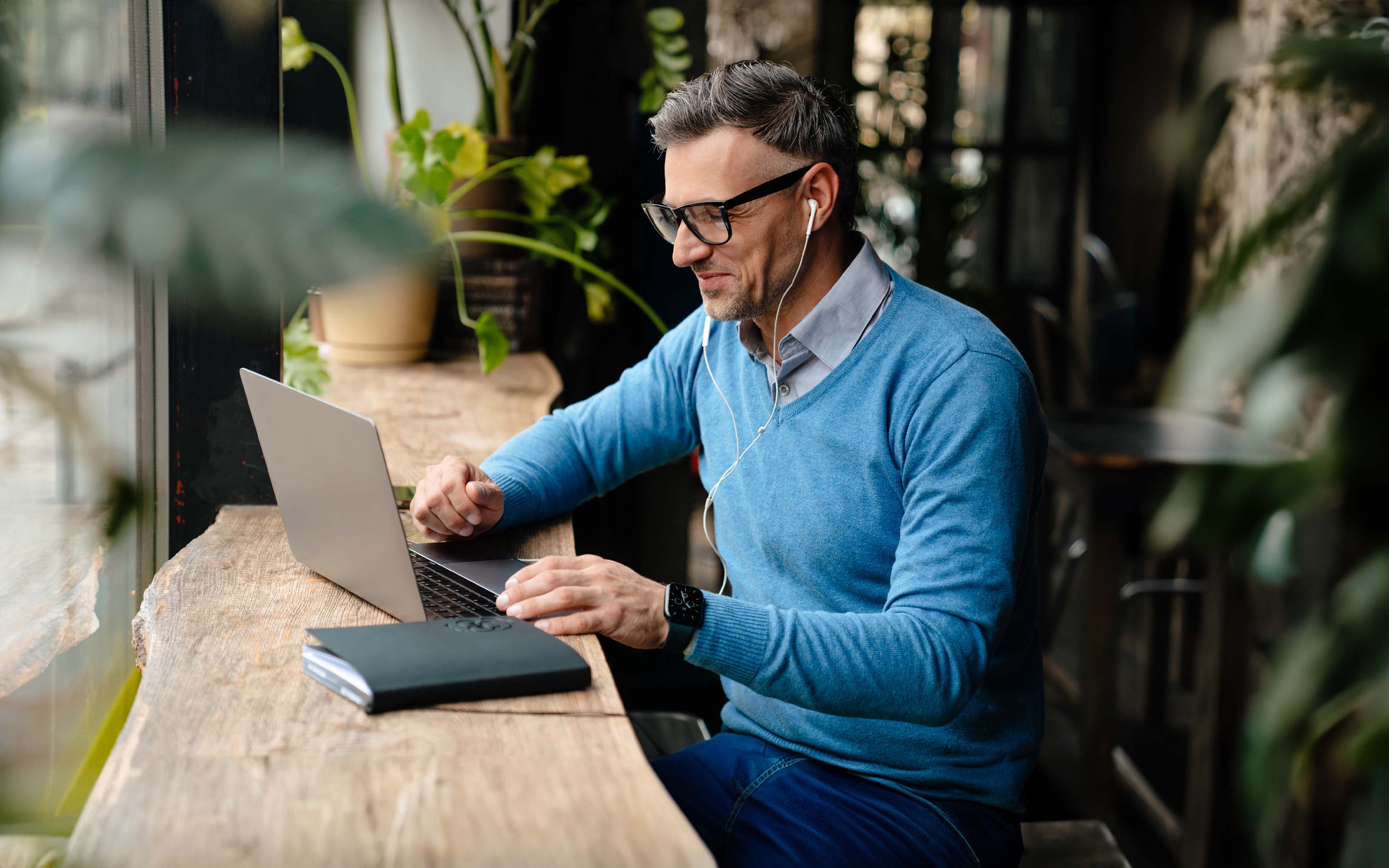 man-in-glasses-working-with-laptop-1452707017