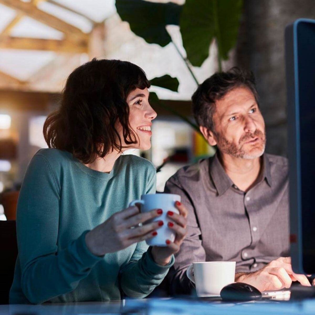 Frau und Mann schauen sich ein Projekt am Computer an