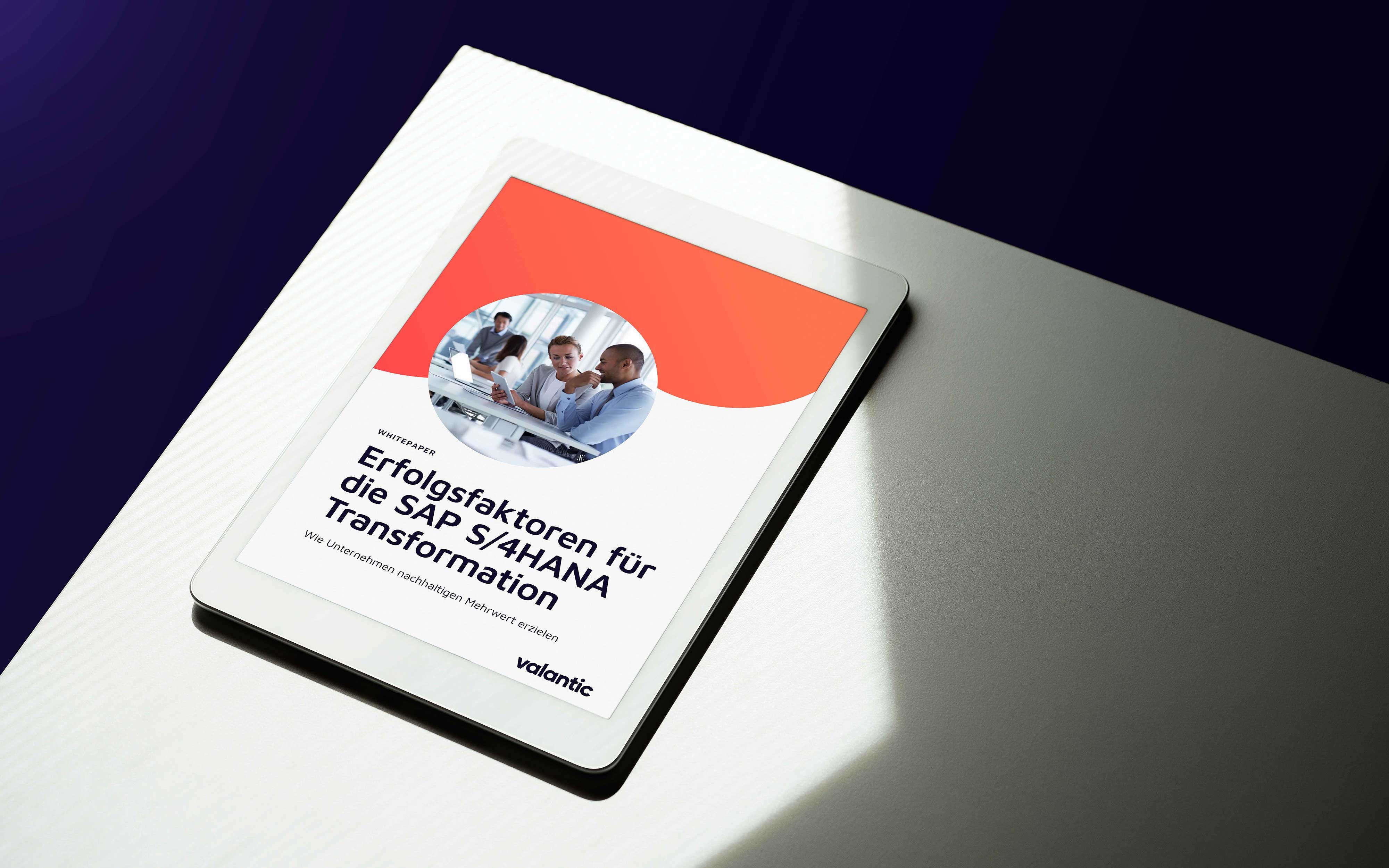 Tablet mit der Titelseite des SAP S/4HANA Whitepapers von valantic