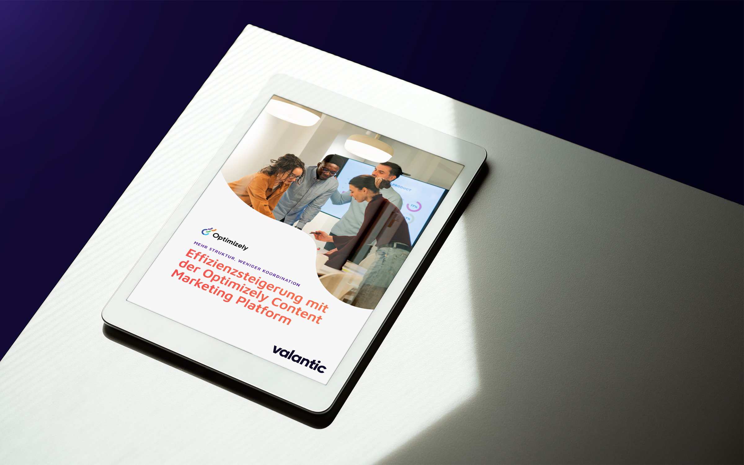 Tablet mit dem valantic-Whitepaper „Effizienzsteigerung mit der Optimizely Content Marketing Platform“ auf dem Bildschirm. Das Titelbild zeigt ein Team im Meeting und trägt die Markenfarben von valantic und Optimizely.