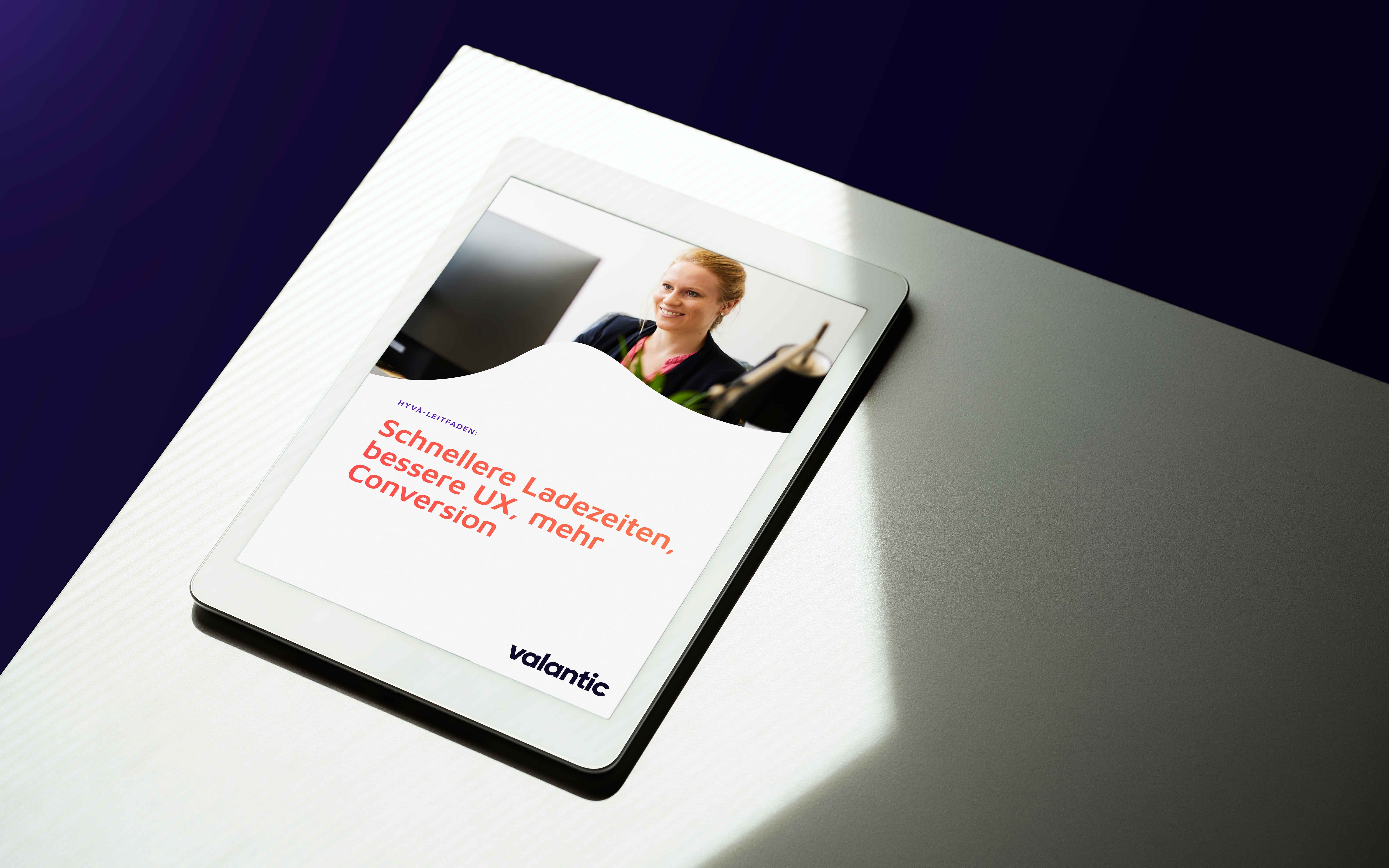 Mockup eines Tablets auf einem weißen Tisch. Auf dem Bildschirm ist ein valantic-Leitfaden mit dem Titel „Schnellere Ladezeiten, bessere UX, mehr Conversion“ zu sehen.