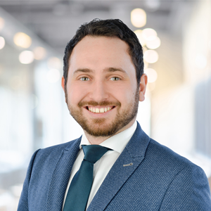 Sascha Göpfert Porträt mit blauem Sakko