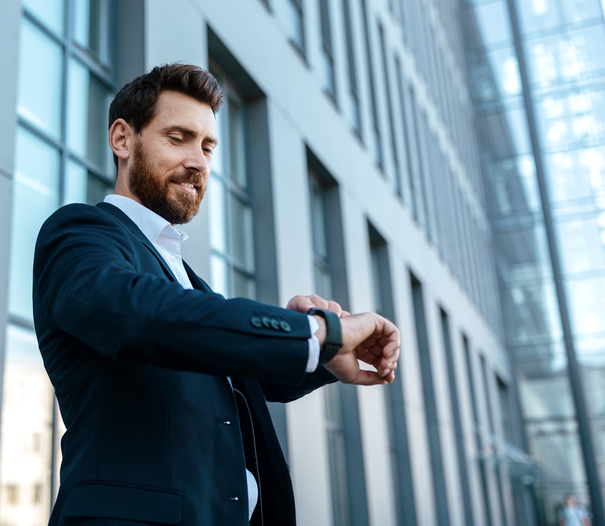 Business Mann schaut auf Uhr