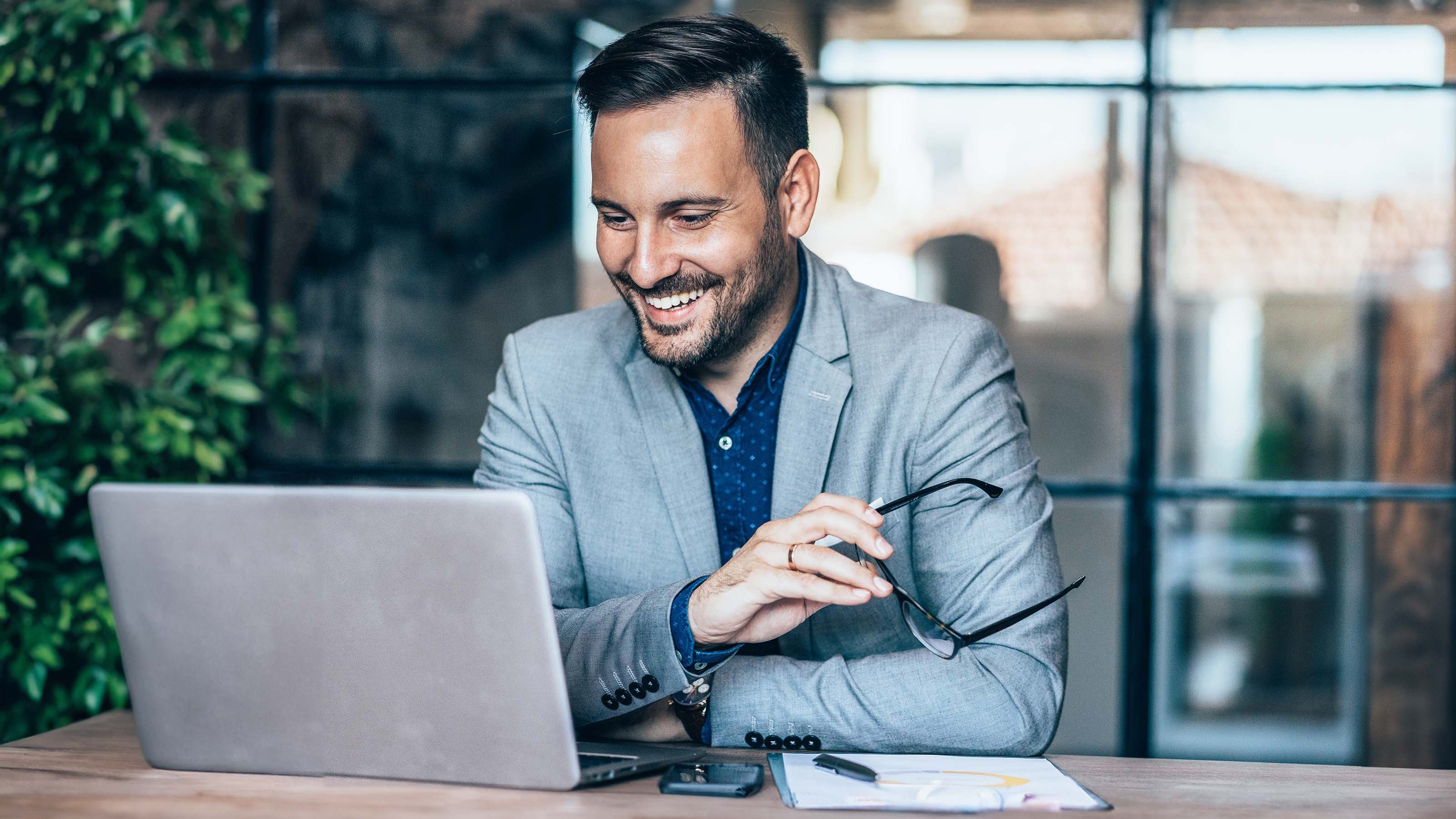 Geschäftsmann-bei-der-Arbeit-im-Büro