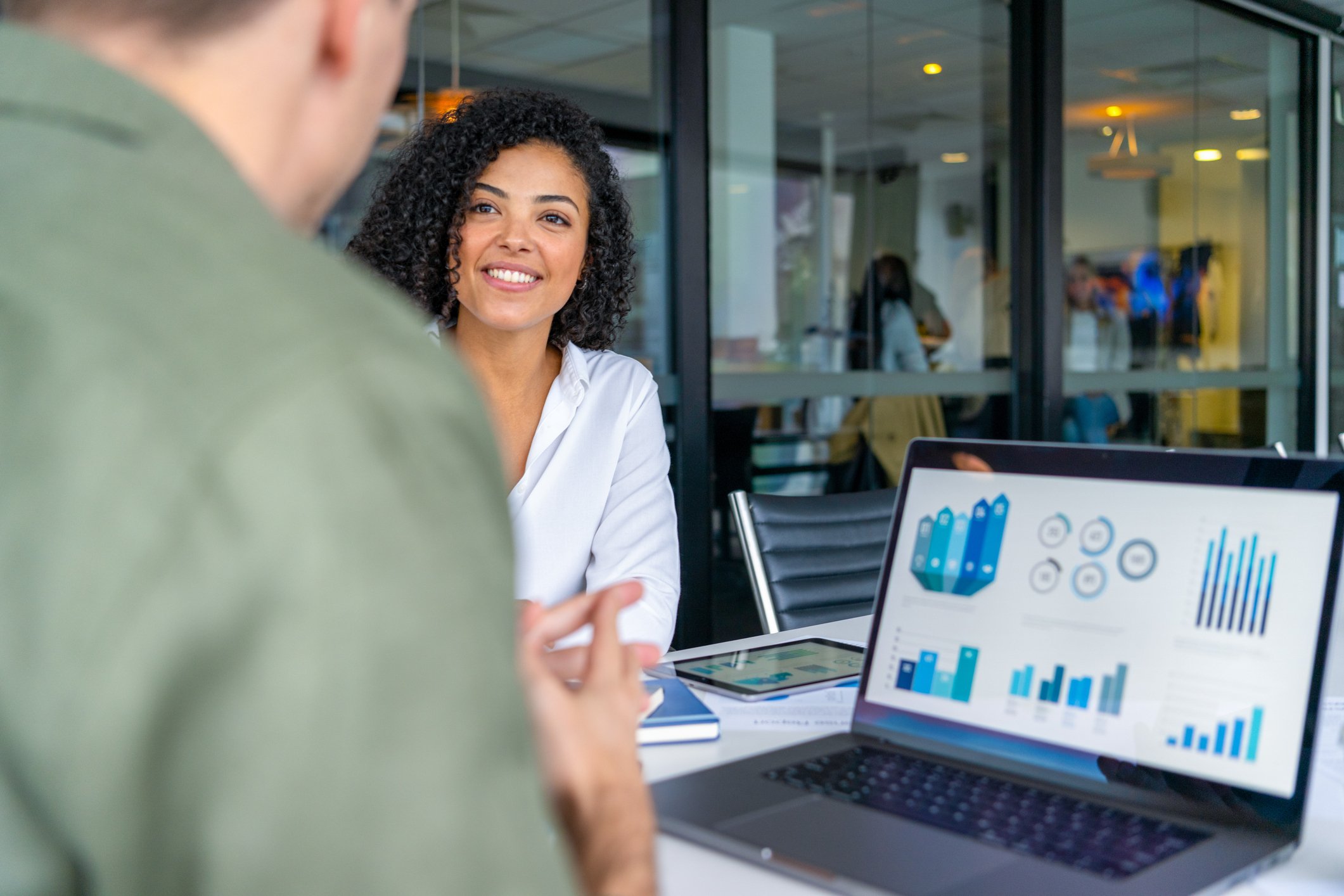 B2B-Marketingexperten analysieren datenbasierte Insights anhand von Diagrammen auf einem Laptop-Bildschirm.