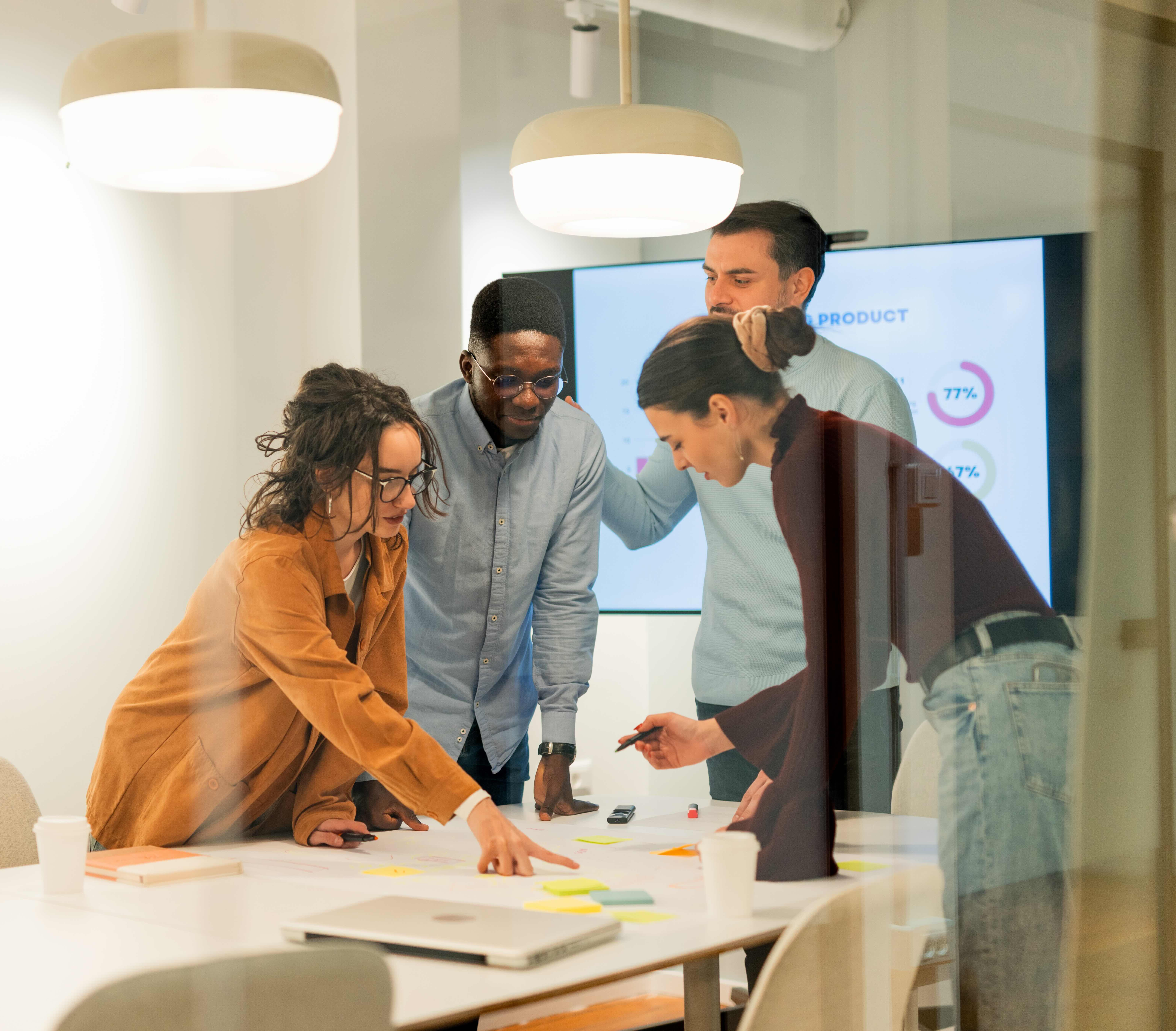 Tablet mit dem valantic-Whitepaper „Effizienzsteigerung mit der Optimizely Content Marketing Platform“ auf dem Bildschirm. Das Titelbild zeigt ein Team im Meeting und trägt die Markenfarben von valantic und Optimizely.