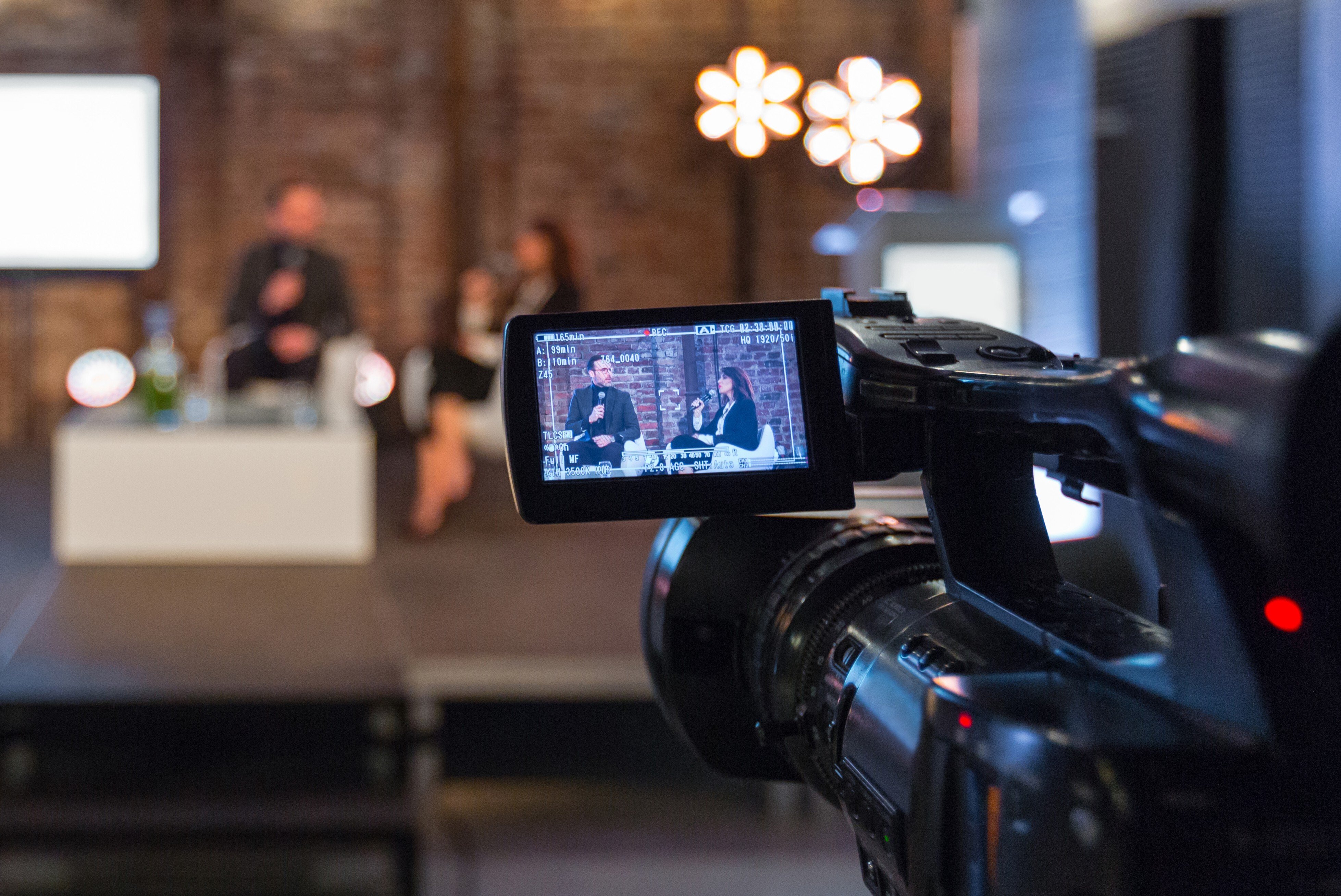 Studiokamera nimmt einen Mann und eine Frau in einer Talkshow auf