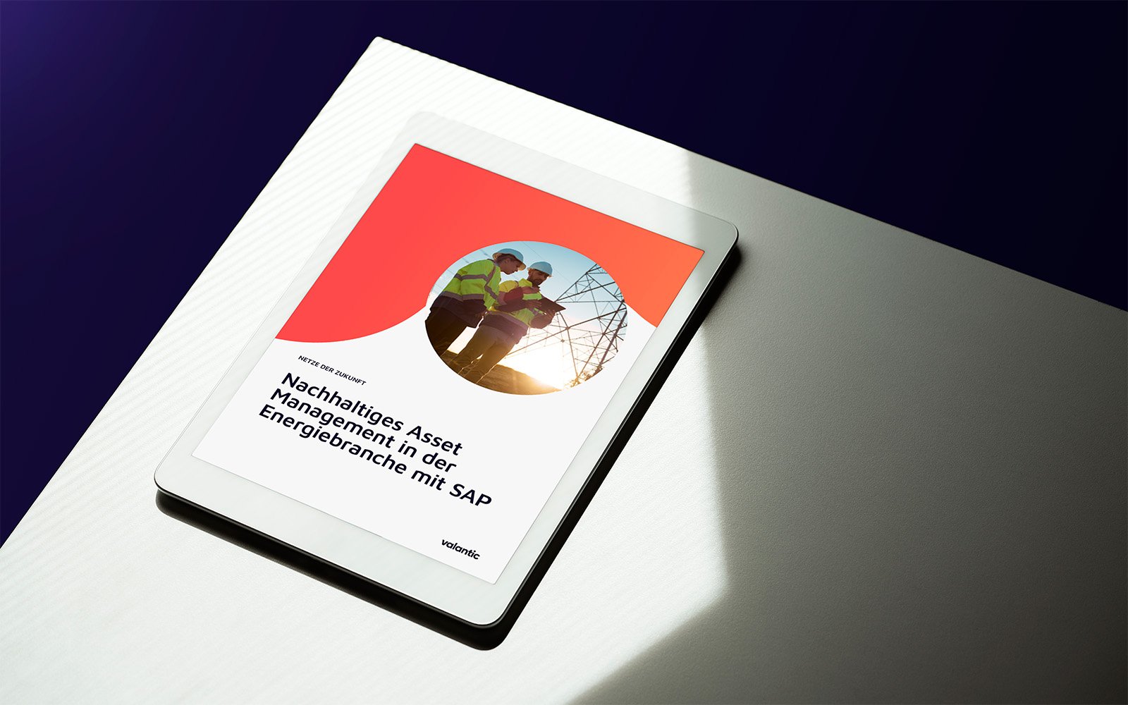 MockUp Whitepaper Nachhaltigkeit in der Energiebranche: Zwei Personen in Arbeitskleidung und Ipad in der Hand reden über Asset Management in der Energiebranche, während im Hintergrund die Sonne untergeht.