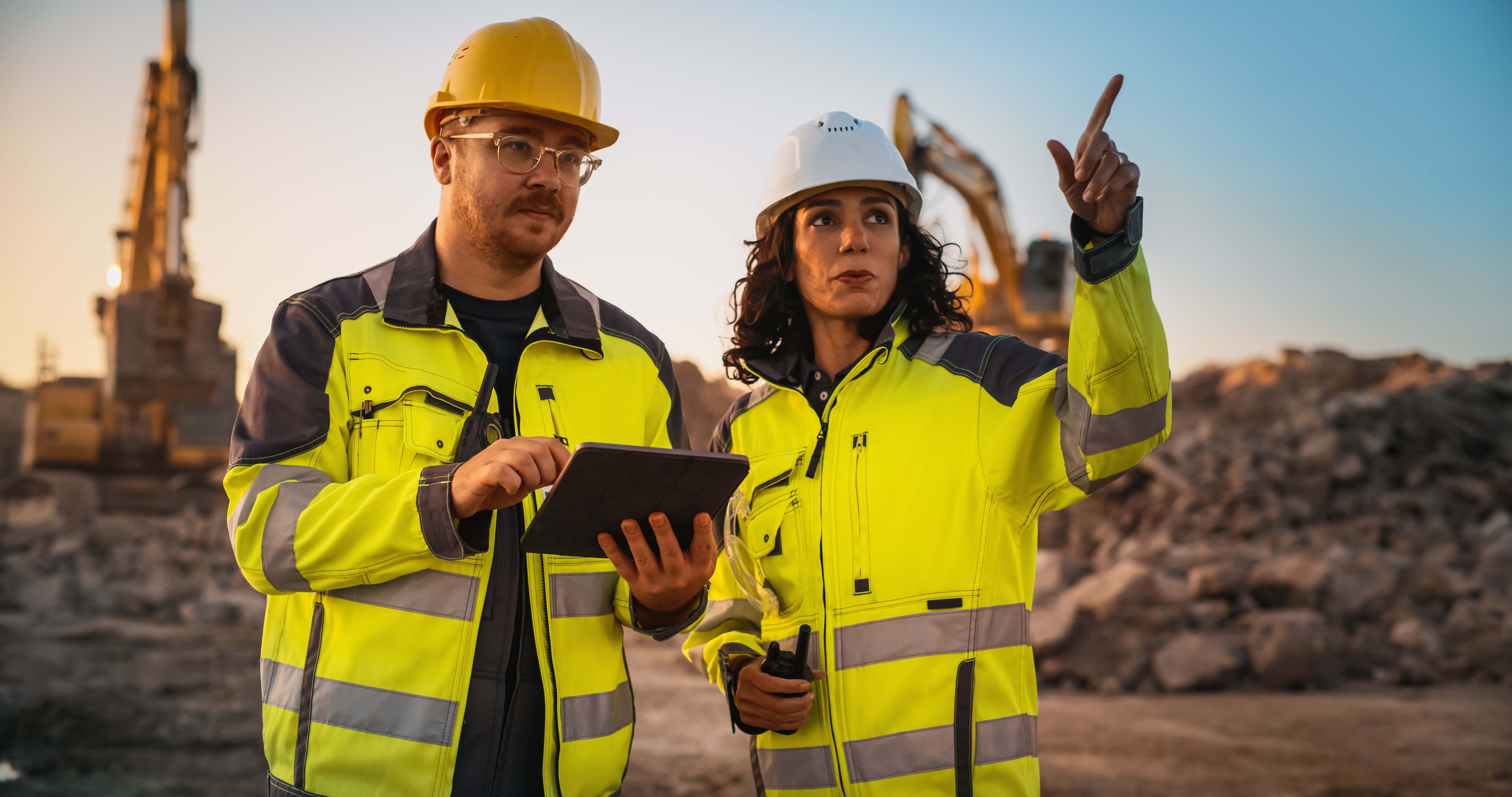 mann_frau_sprechen_baustelle